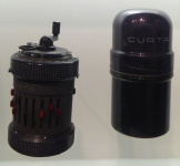 Curta-Rechenmaschine von einem österr. Erfinder (Nachbarland-Liechtenstein)