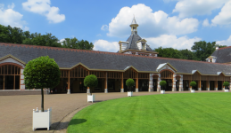 Stallungen mit Fahrzeugausstellung (Apeldoorn)
