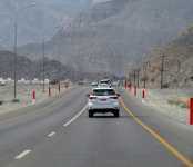 Straßenmarkierungen (Khasab im Oman)