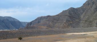 Straßenmarkierungen (Khasab im Oman)