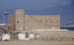 Burg Mirbat-Aziger-Turm und die Schlacht von Mirbat (Mirbat im Oman)