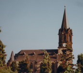Ev. Emmauskirche u. die Kaditzer Linde (Kaditz) (Dresden)